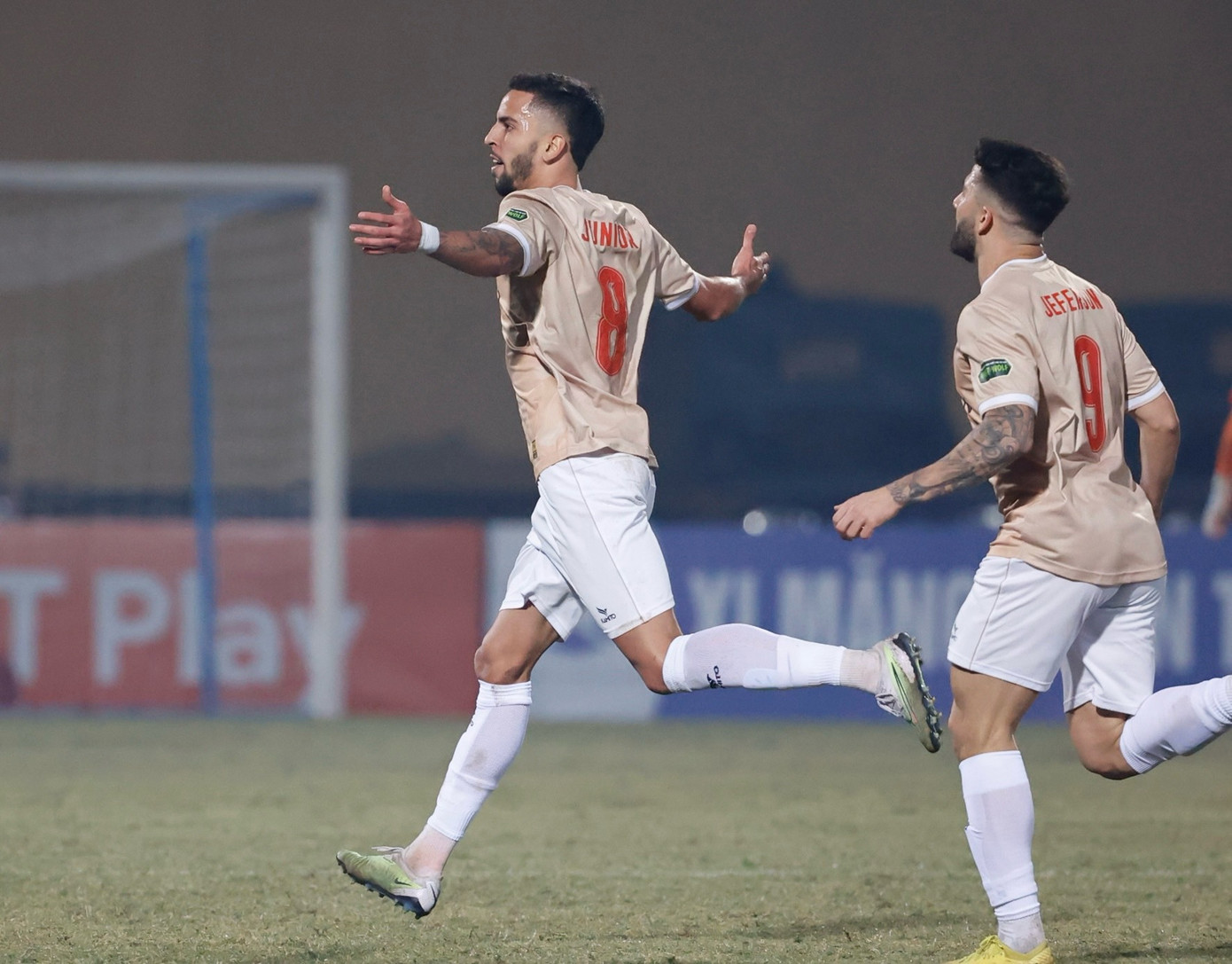 Quang Hải ghi bàn, GĐKT Trần Tiến Đại nhận thẻ đỏ trong ngày CAHN đại thắng Bình Dương ảnh 9