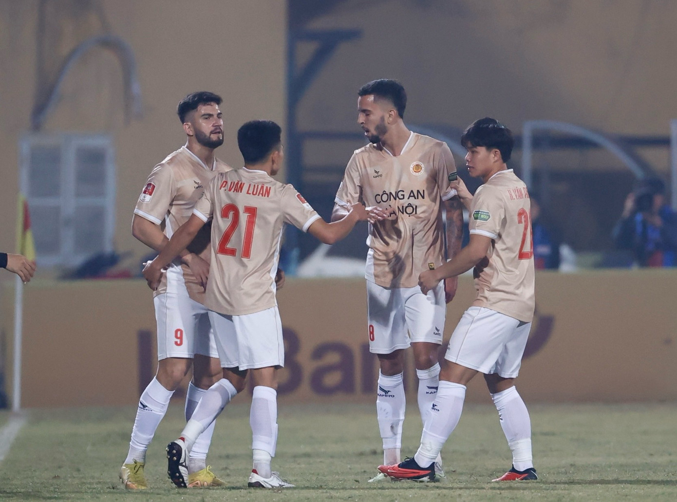 Giúp CAHN đánh bại TP HCM 2-0, HLV Kiatisuk có màn ra mắt thành công ảnh 19 Giúp CAHN đánh bại TP HCM 2-0, HLV Kiatisuk có màn ra mắt thành công ảnh 19