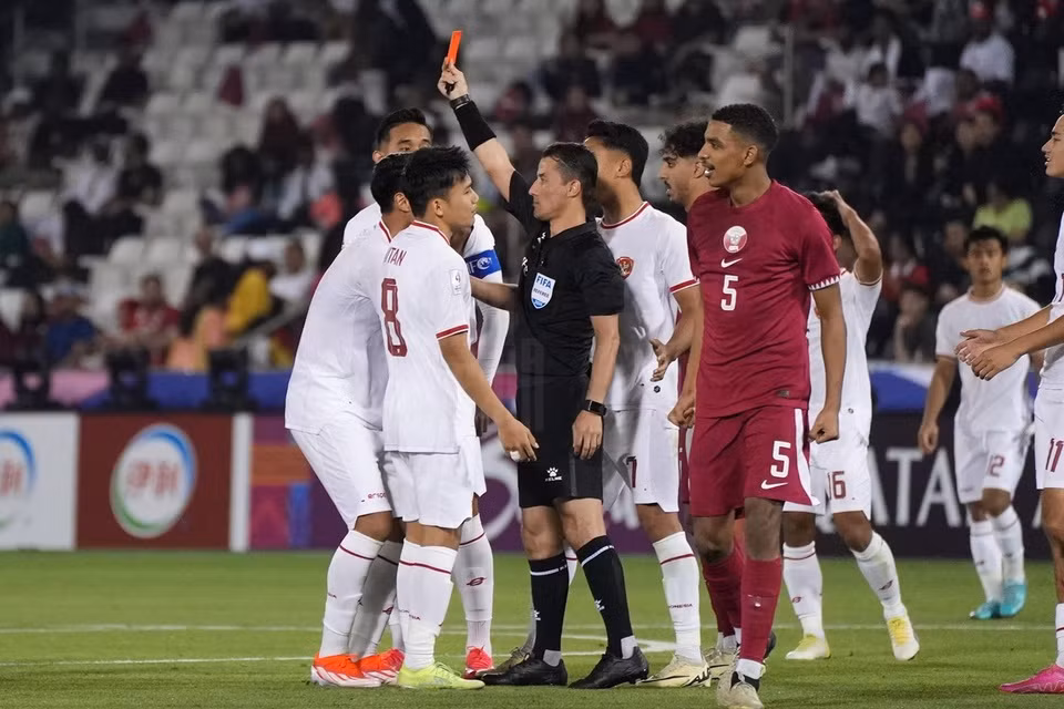 Indonesia dính 2 thẻ đỏ ở trận thua Qatar