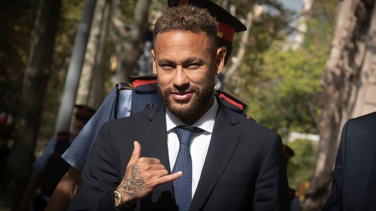 Việc Neymar rời Santos với chi phí bị che giấu khiến anh và Barcelona gặp rắc rối với cơ quan thuế Tây Ban Nha Việc Neymar rời Santos với chi phí bị che giấu khiến anh và Barcelona gặp rắc rối với cơ quan thuế Tây Ban Nha