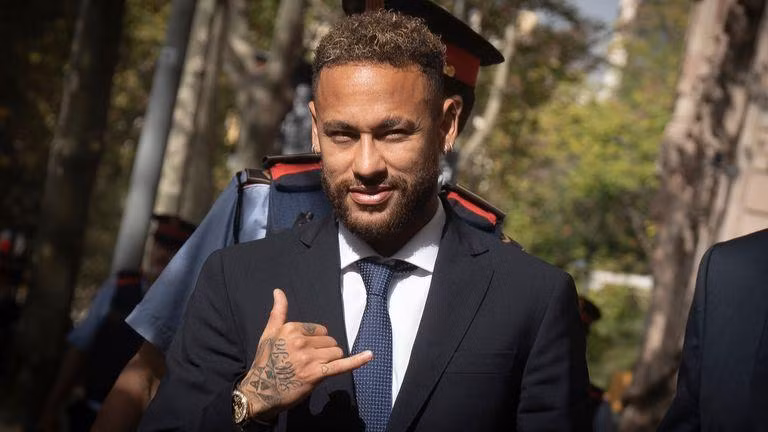 Việc Neymar rời Santos với chi phí bị che giấu khiến anh và Barcelona gặp rắc rối với cơ quan thuế Tây Ban Nha