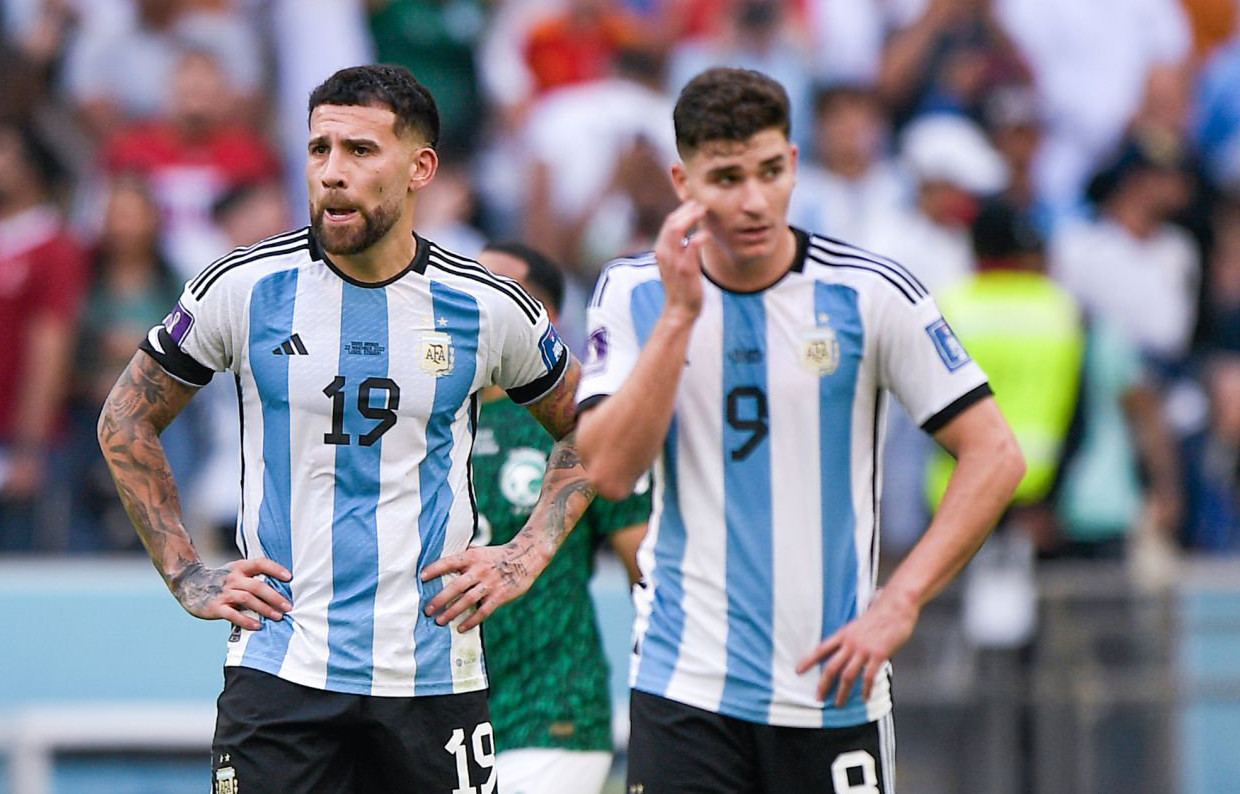 Otamendi và Alvarez là những cư dân sớm nhất và nổi tiếng nhất ở Làng Olympic Otamendi và Alvarez là những cư dân sớm nhất và nổi tiếng nhất ở Làng Olympic