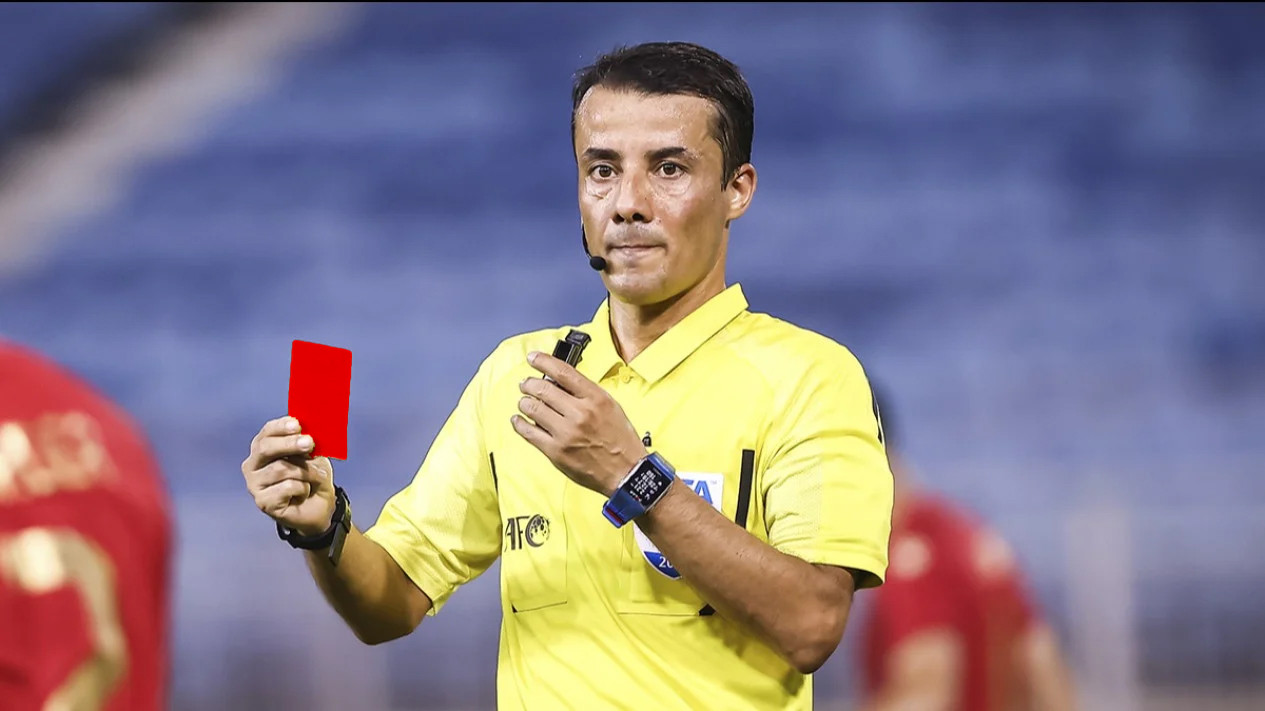 Trọng tài Kabirov đã đuổi 2 cầu thủ Indonesia Trọng tài Kabirov đã đuổi 2 cầu thủ Indonesia