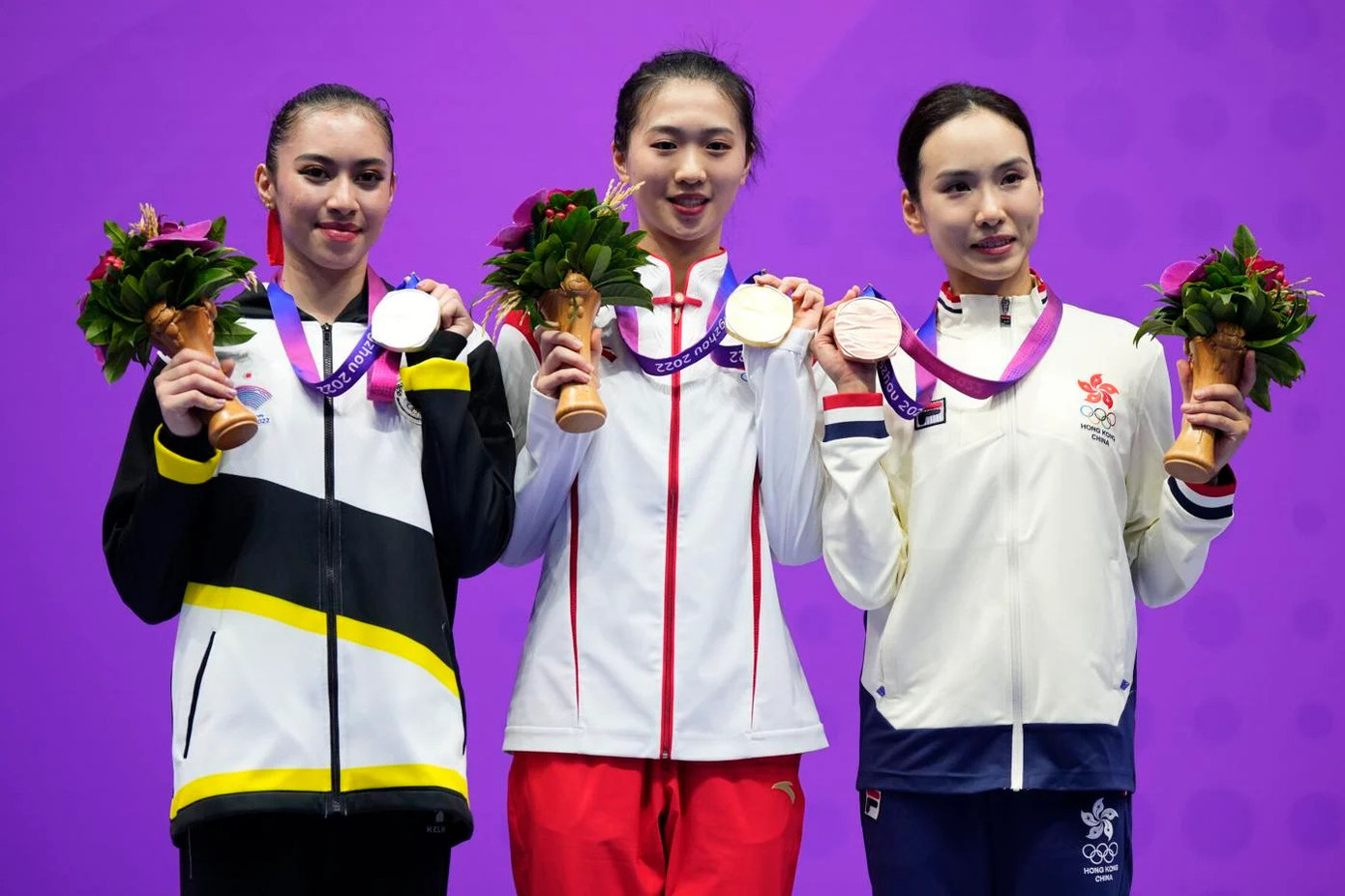 Basma Lachkar (bìa trái) trong lễ nhận huy chương Basma Lachkar (bìa trái) trong lễ nhận huy chương