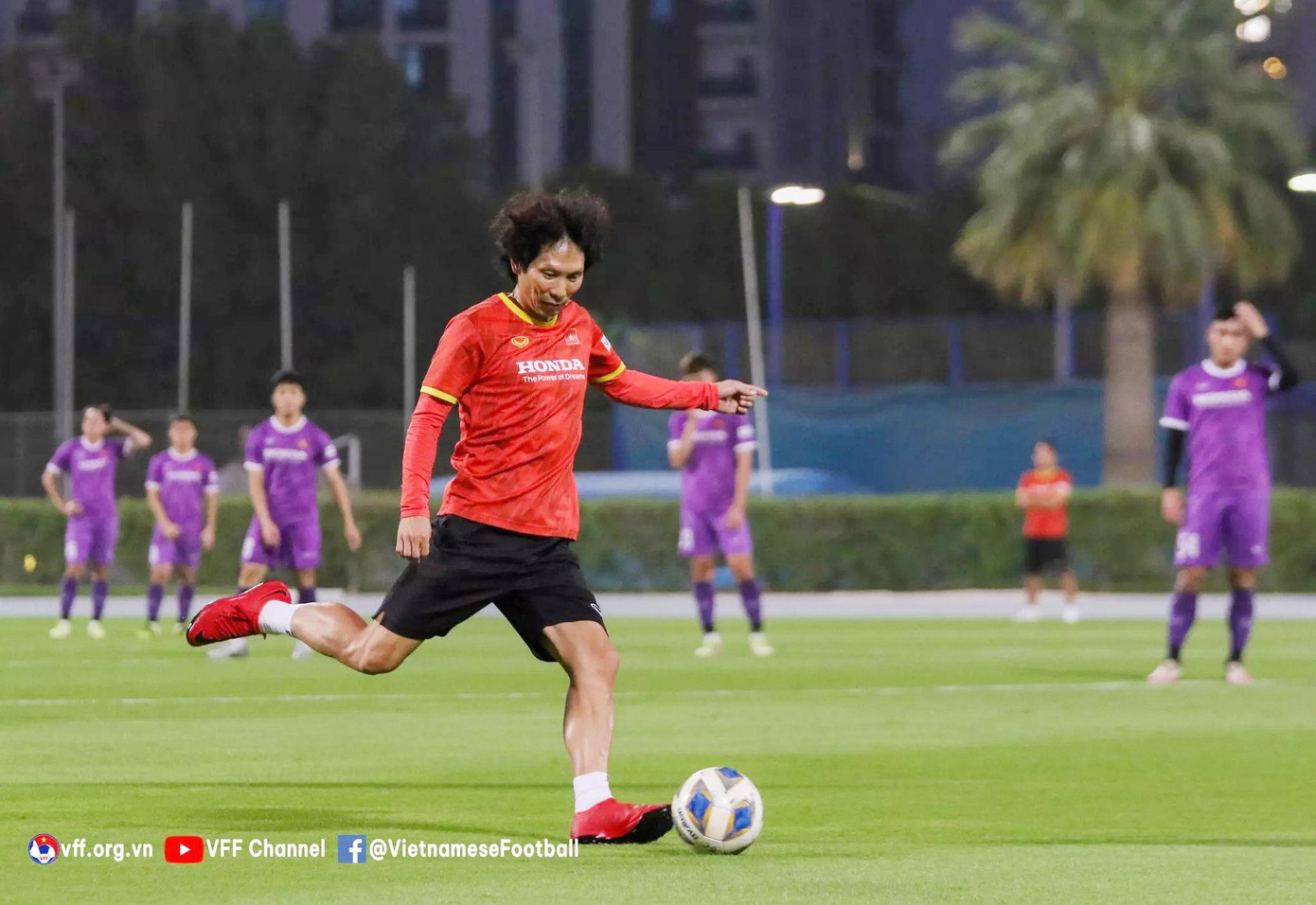 HLV Gong Oh-kyun chỉ đạo các học trò tập luyện (ảnh VFF) HLV Gong Oh-kyun chỉ đạo các học trò tập luyện (ảnh VFF)