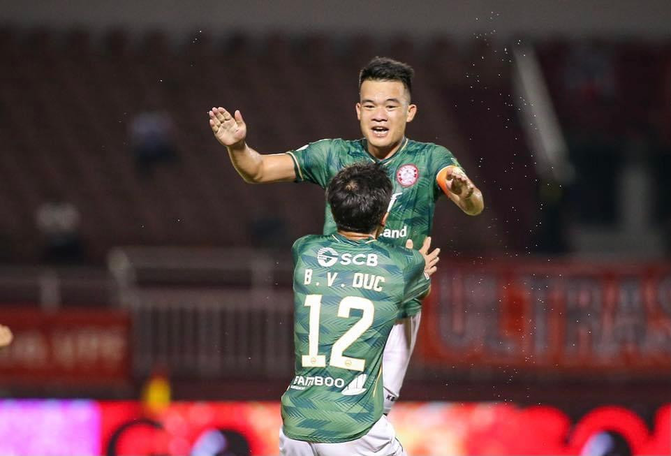 Hoàng Thịnh ghi bàn mở ra chiến thắng cho các vị khách (ảnh: fanpage CLB TP HCM)