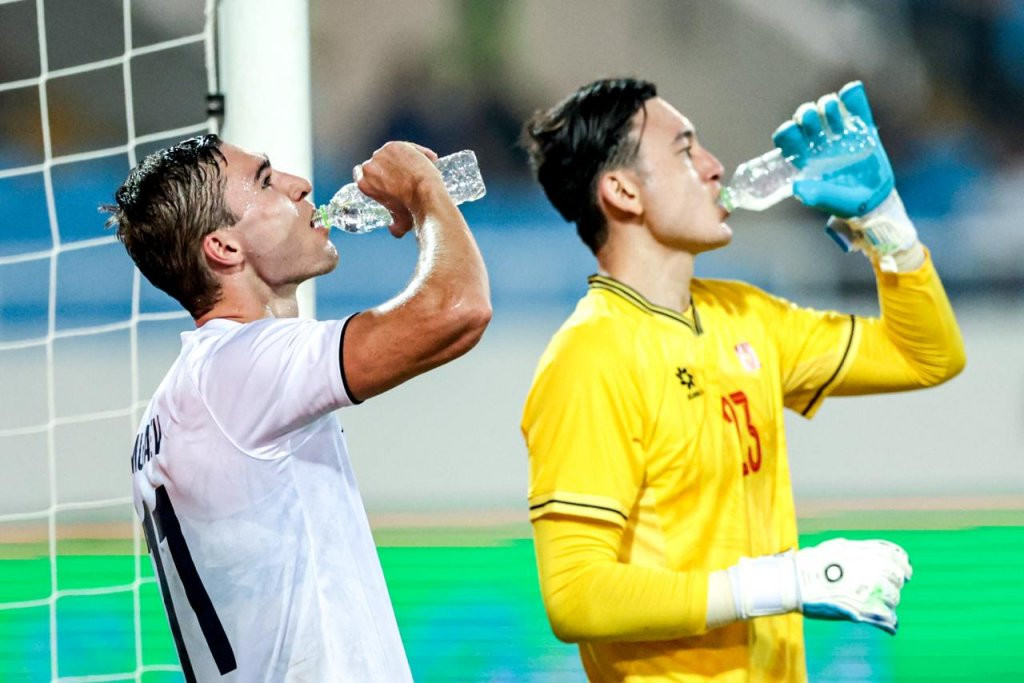 Thời tiết nóng ẩm đã tiêu hao nhiều thể lực của hai bên