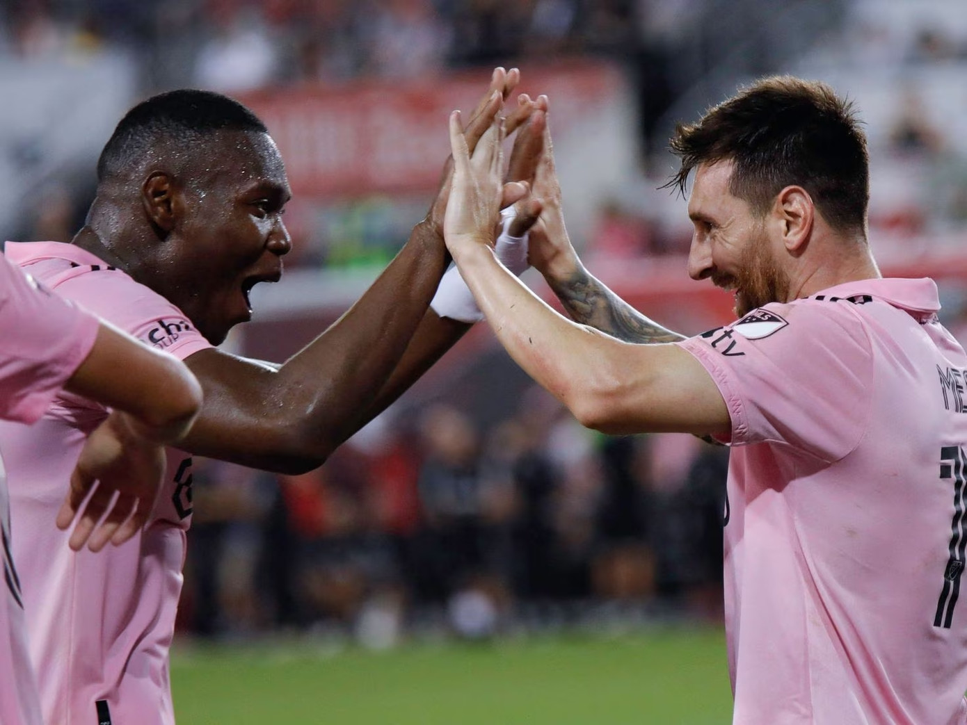 Kamal Miller rất thích thú khi được chơi bóng cùng Messi