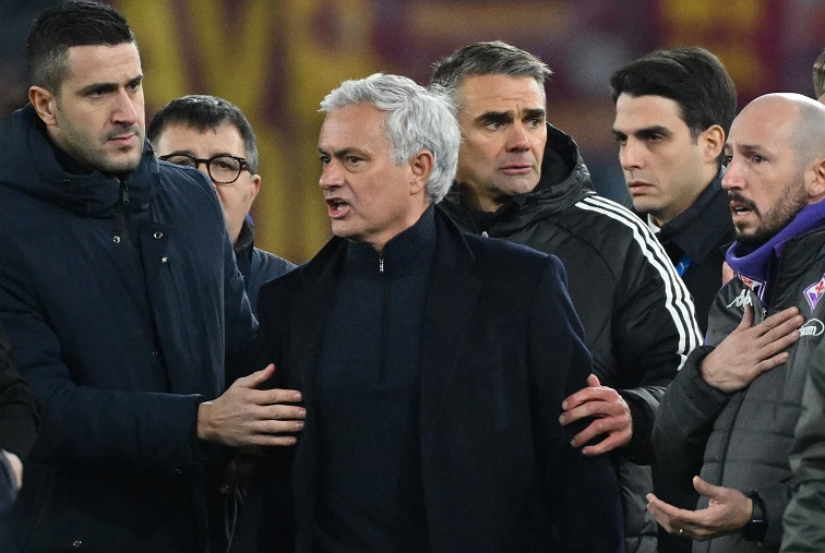 Mourinho bất bình về 2 tấm thẻ đỏ của Roma