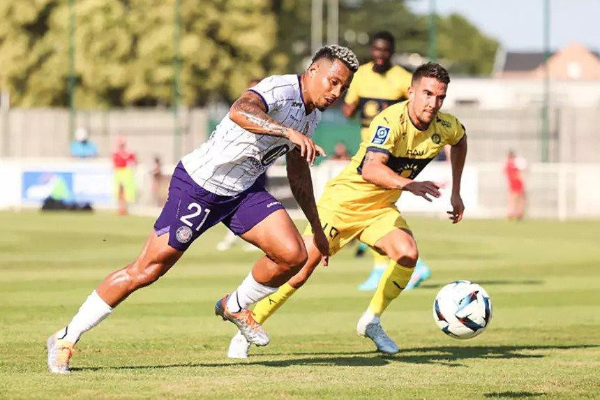 Hàng tiền vệ của Pau FC thường xuyên bị đối thủ lấn lướt Hàng tiền vệ của Pau FC thường xuyên bị đối thủ lấn lướt