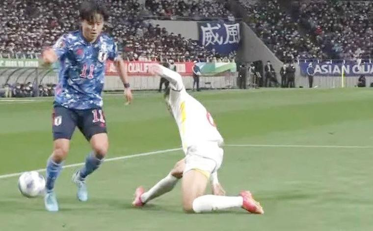 Pha lấy bóng ấn tượng của Tuấn Hải trước Kubo (ảnh chụp màn hình) Pha lấy bóng ấn tượng của Tuấn Hải trước Kubo (ảnh chụp màn hình)