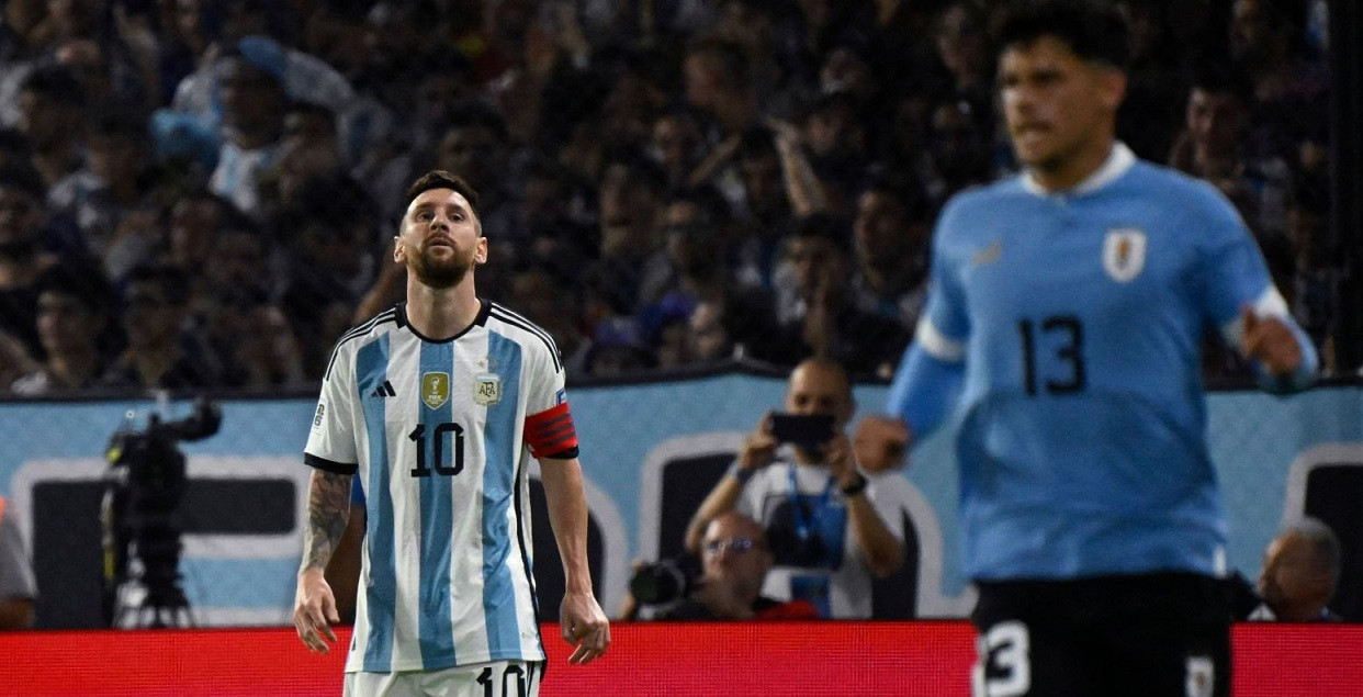 Messi bị kèm chặt nên không thể tạo ra tầm ảnh hưởng Messi bị kèm chặt nên không thể tạo ra tầm ảnh hưởng