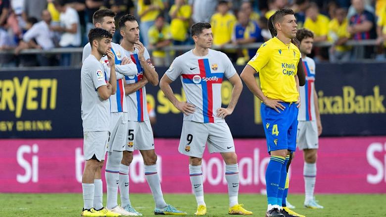 Trận đấu bị tạm dừng để y tế sơ cứu cho cổ động viên Trận đấu bị tạm dừng để y tế sơ cứu cho cổ động viên