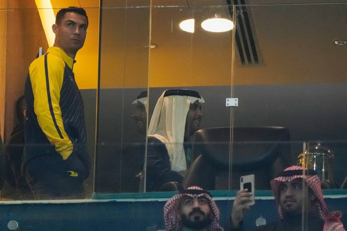 Ronaldo trong khu VIP xem các đồng đội thi đấu Ronaldo trong khu VIP xem các đồng đội thi đấu