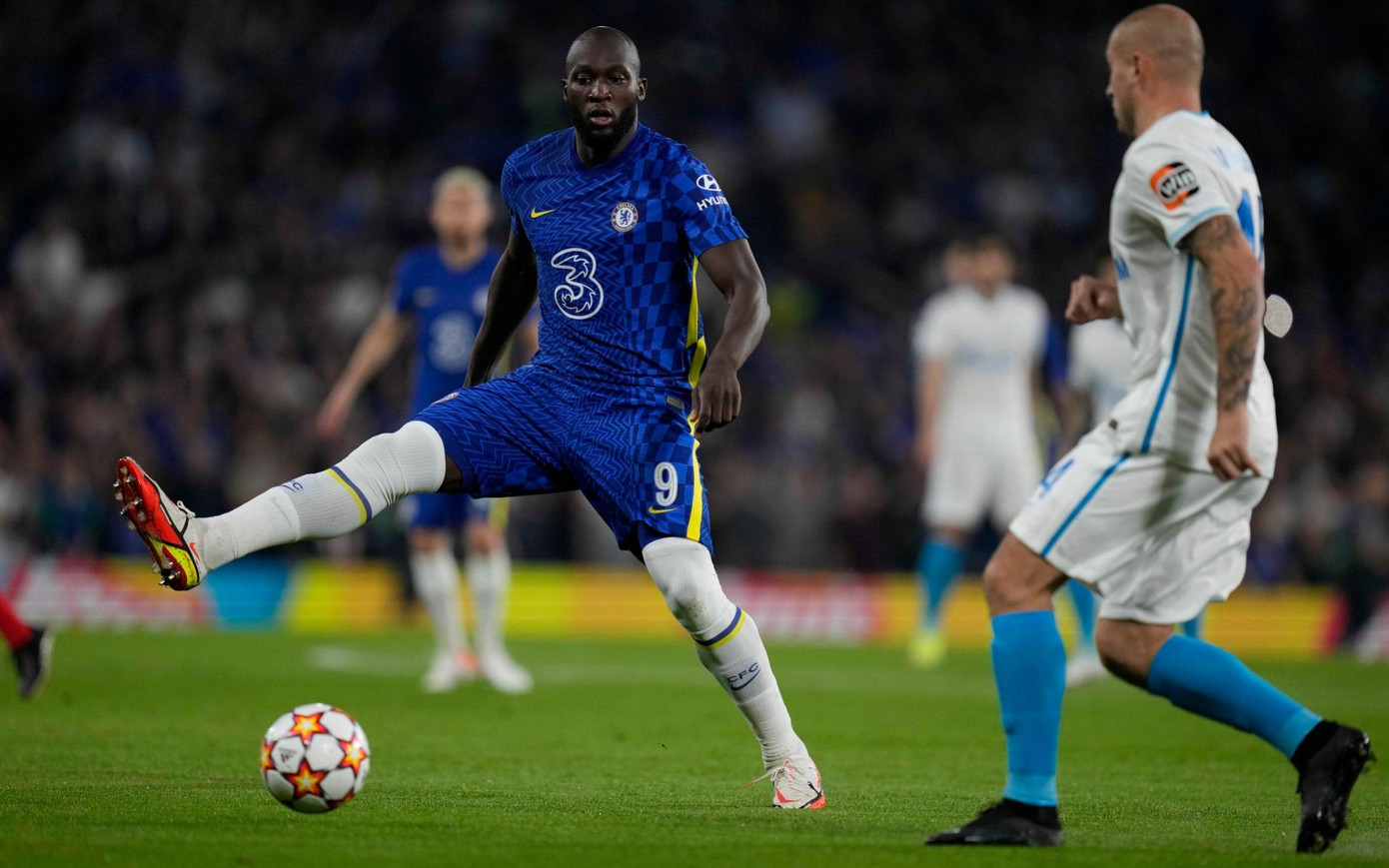 Lukaku bị Zenit chia cắt với các vệ tinh nên tỏ ra rất lạc lõng trong hiệp 1