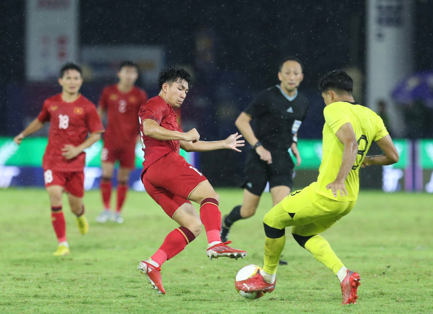 SEA Games 32: Đánh bại U22 Malaysia 2-1, U22 Việt Nam giành vé sớm vào bán kết ảnh 27 SEA Games 32: Đánh bại U22 Malaysia 2-1, U22 Việt Nam giành vé sớm vào bán kết ảnh 27