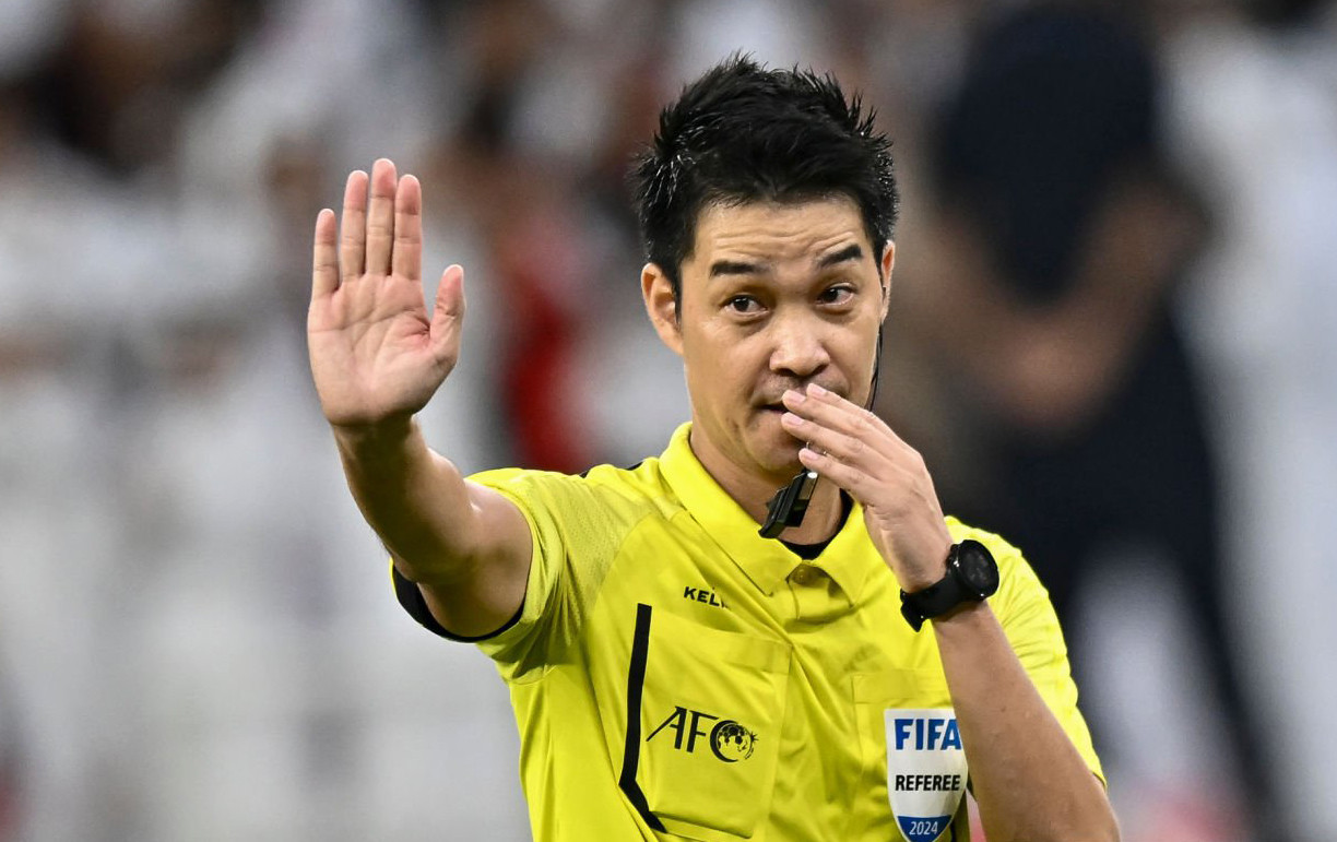 Trọng tài Kim Jong-hyeok bù giờ thêm 6 phút và ở thời gian này, Qatar đã ghi bàn