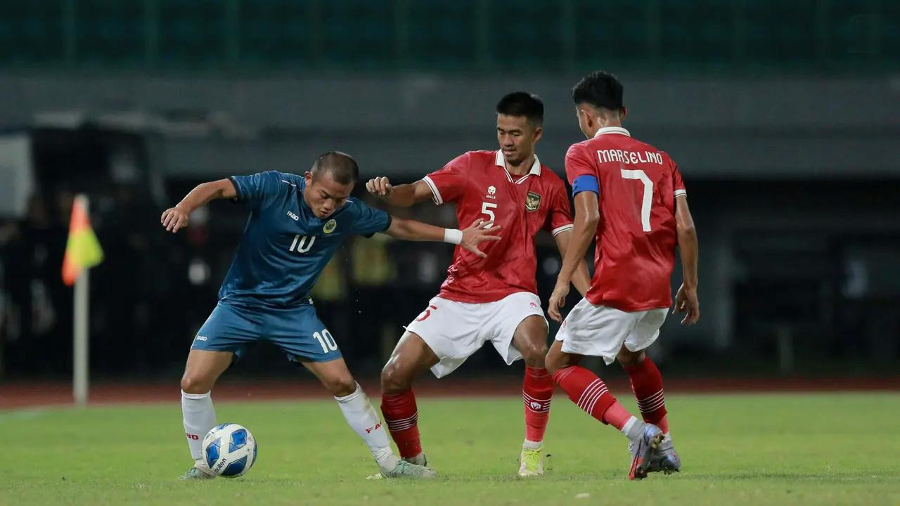 Indonesia (áo đỏ) sẽ có trận quyết chiến với U19 Thái Lan vào tối nay (6/7)