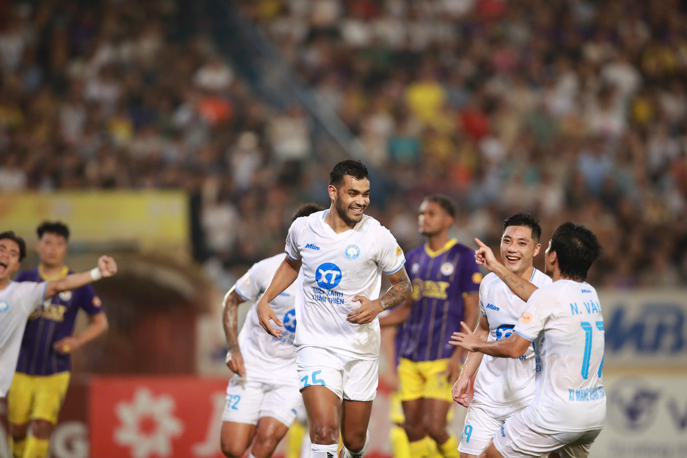 Nam Định gieo sầu cho Hà Nội, bứt phá trong cuộc đua vô địch ảnh 44