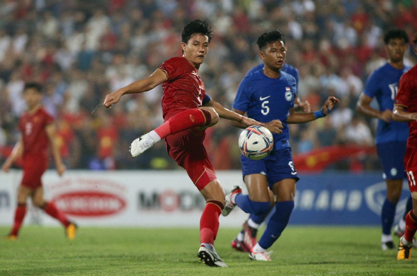 Hàng công lỡ cơ hội, hàng thủ mắc sai sót khiến U23 Việt Nam chia điểm với U23 Singapore ảnh 20 Hàng công lỡ cơ hội, hàng thủ mắc sai sót khiến U23 Việt Nam chia điểm với U23 Singapore ảnh 20