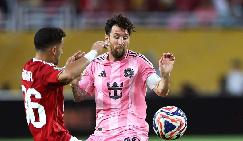 Messi đã bị kèm rát ở hiệp 1