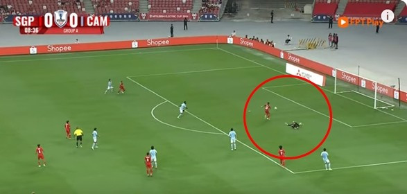 Tình huống thủ môn Campuchia để đối thủ ghi bàn dễ dàng Tình huống thủ môn Campuchia để đối thủ ghi bàn dễ dàng