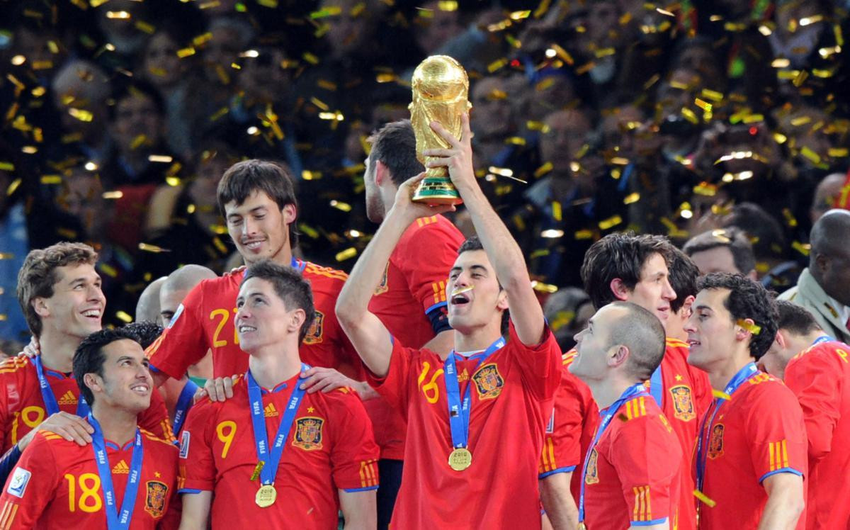 Busquets từng vô địch World Cup 2010 (ảnh) và EURO 2012