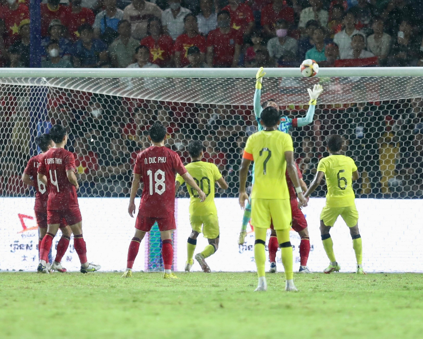 SEA Games 32: Đánh bại U22 Malaysia 2-1, U22 Việt Nam giành vé sớm vào bán kết ảnh 22 SEA Games 32: Đánh bại U22 Malaysia 2-1, U22 Việt Nam giành vé sớm vào bán kết ảnh 22
