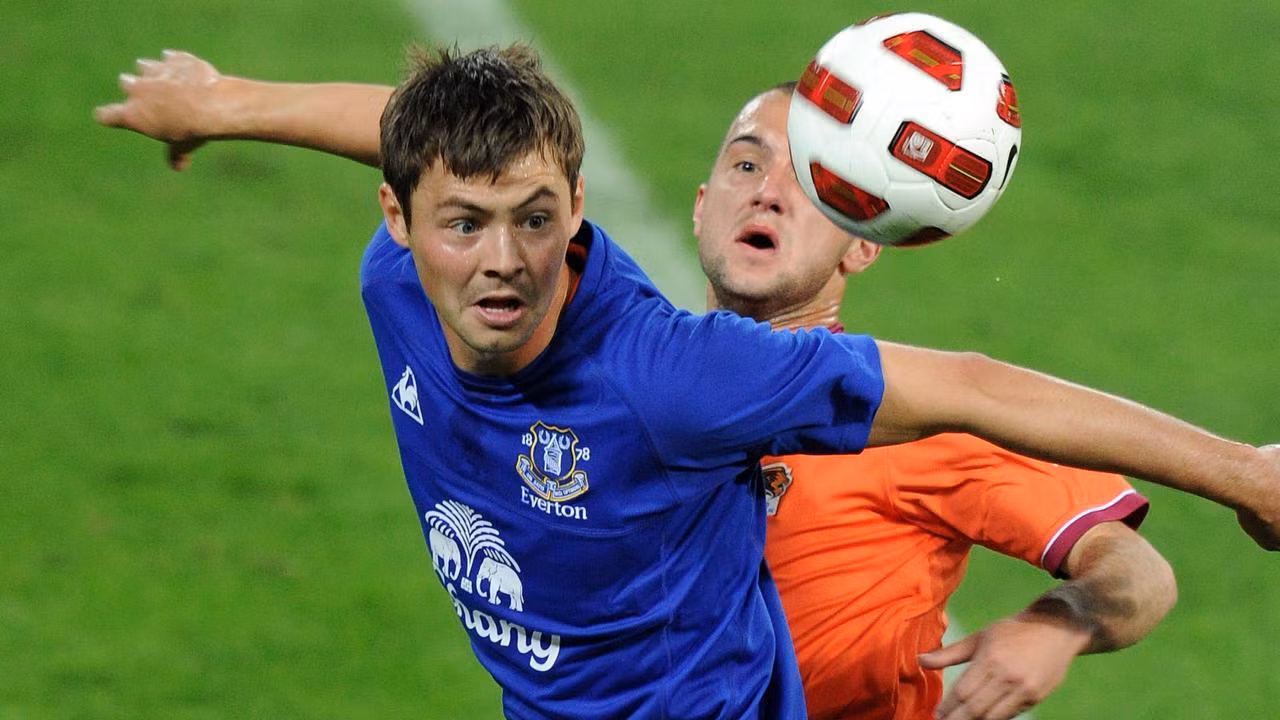 Bilyaletdinov (trái) từng trải qua nhiều năm thành công tại Everton Bilyaletdinov (trái) từng trải qua nhiều năm thành công tại Everton