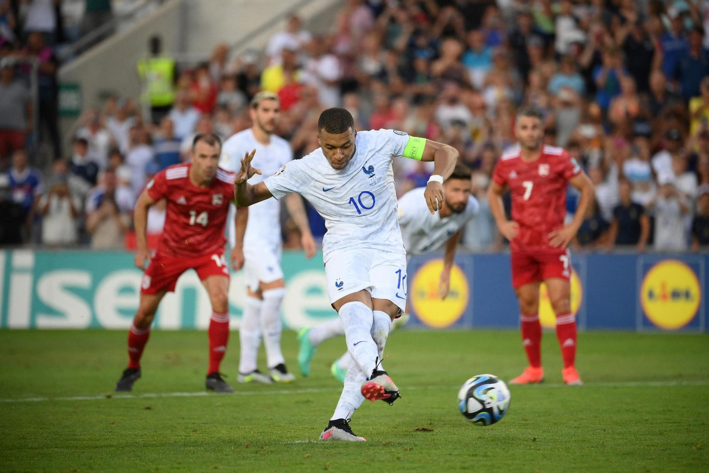 Pha ghi bàn từ chấm 11m của Mbappe