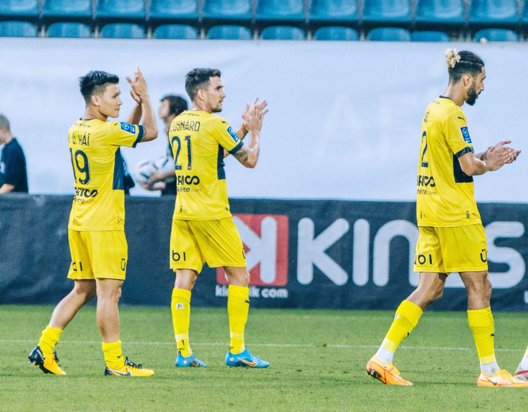 Beusnard (21) là một trong bốn cầu thủ chơi hay nhất Pau FC, trong khi Quang Hải ở nhóm cuối Beusnard (21) là một trong bốn cầu thủ chơi hay nhất Pau FC, trong khi Quang Hải ở nhóm cuối