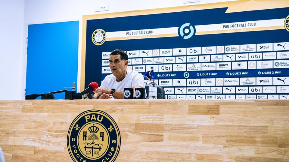 HLV Tholot đang cùng các học trò đối diện vô vàn khó khăn