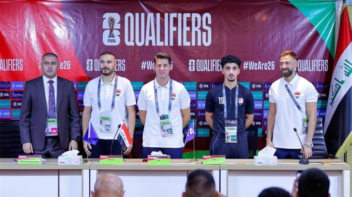 HLV Jesus Casas (giữa) trong buổi họp báo trước trận HLV Jesus Casas (giữa) trong buổi họp báo trước trận