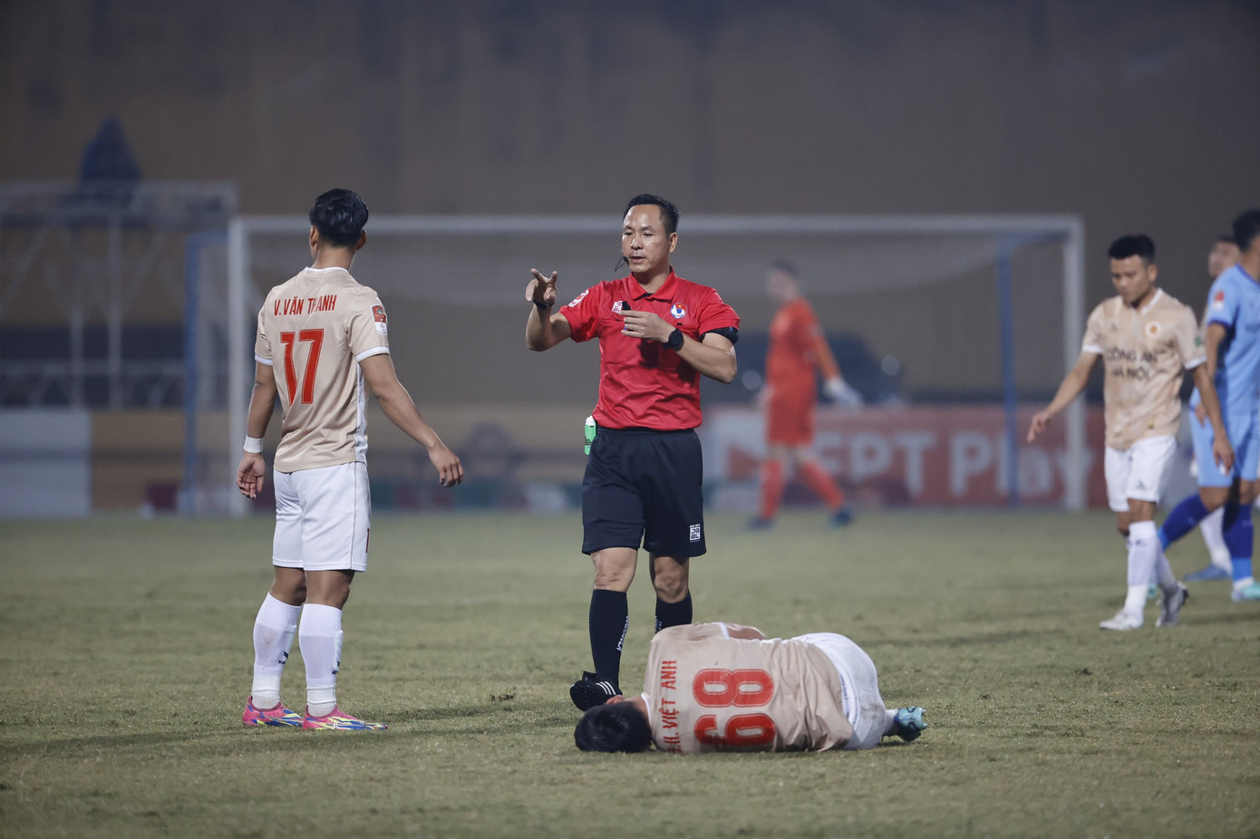 Quang Hải ghi bàn, GĐKT Trần Tiến Đại nhận thẻ đỏ trong ngày CAHN đại thắng Bình Dương ảnh 4