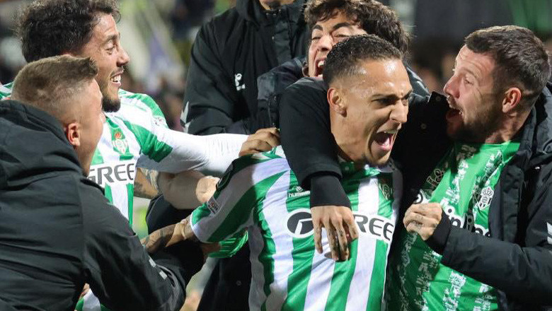 Antony được đồng đội chúc mừng sau khi lập siêu phẩm