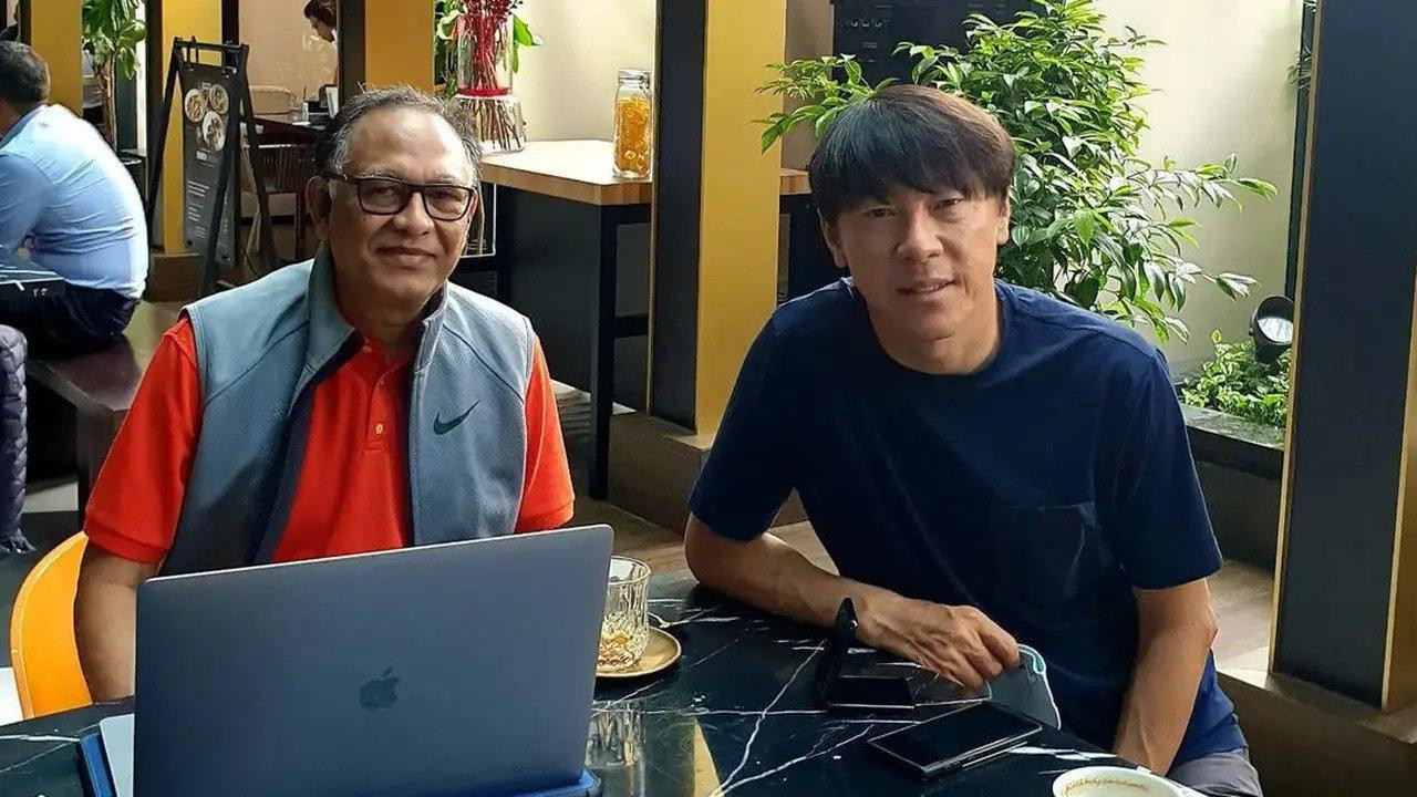 Ông Hasani Abdulgani có nhiệm vụ giới thiệu các cầu thủ có thể nhập tịch về cho Shin Tae-yong