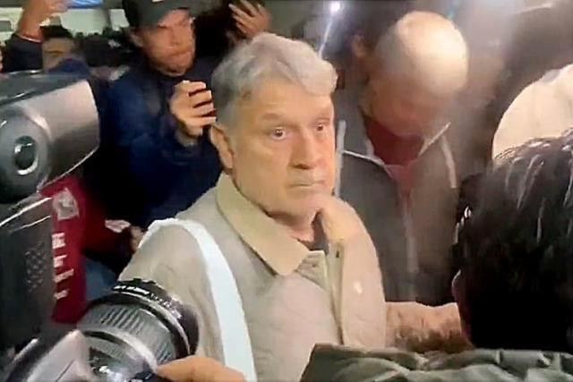 Sự căng thẳng của HLV Martino giữa vòng vây của hàng trăm người