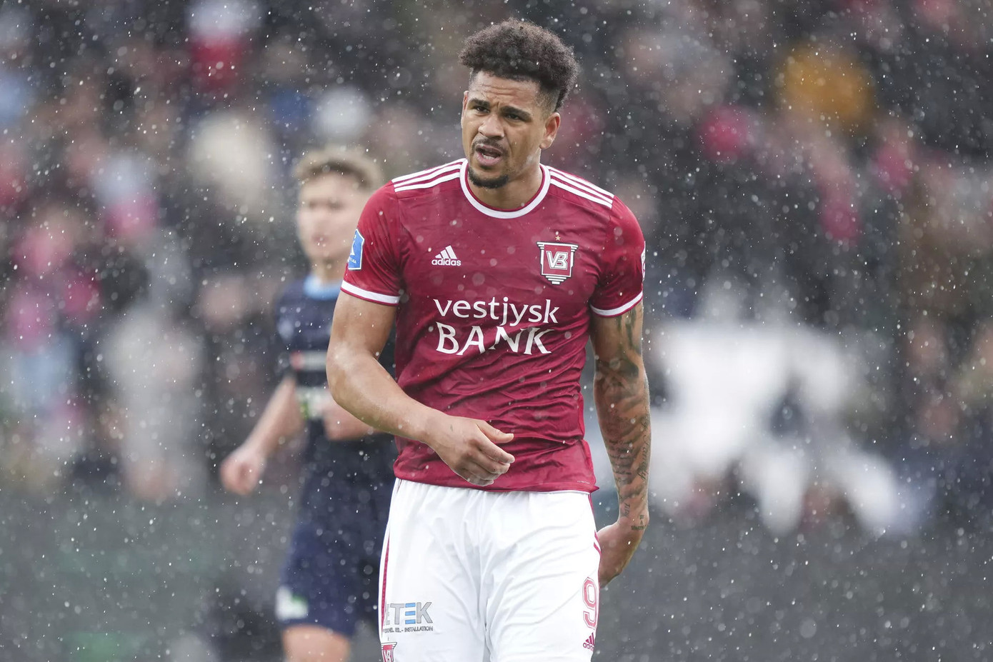 Onugkha là một tiền đạo toàn diện