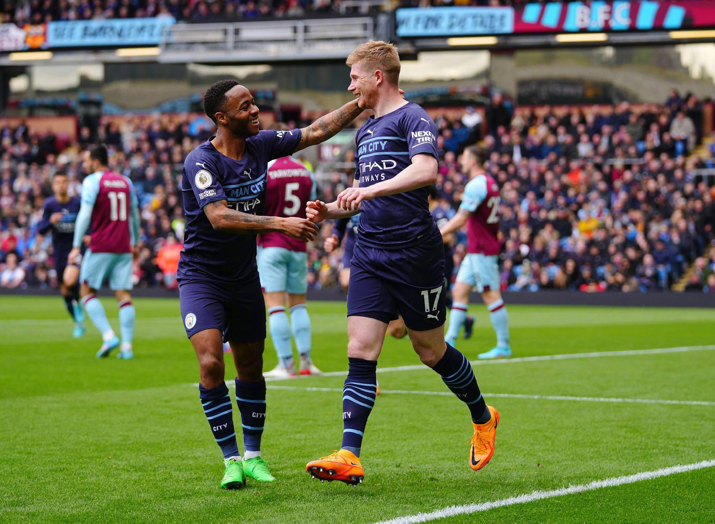 De Bruyne và Sterling đã liên tục làm khổ hàng thủ Burnley De Bruyne và Sterling đã liên tục làm khổ hàng thủ Burnley