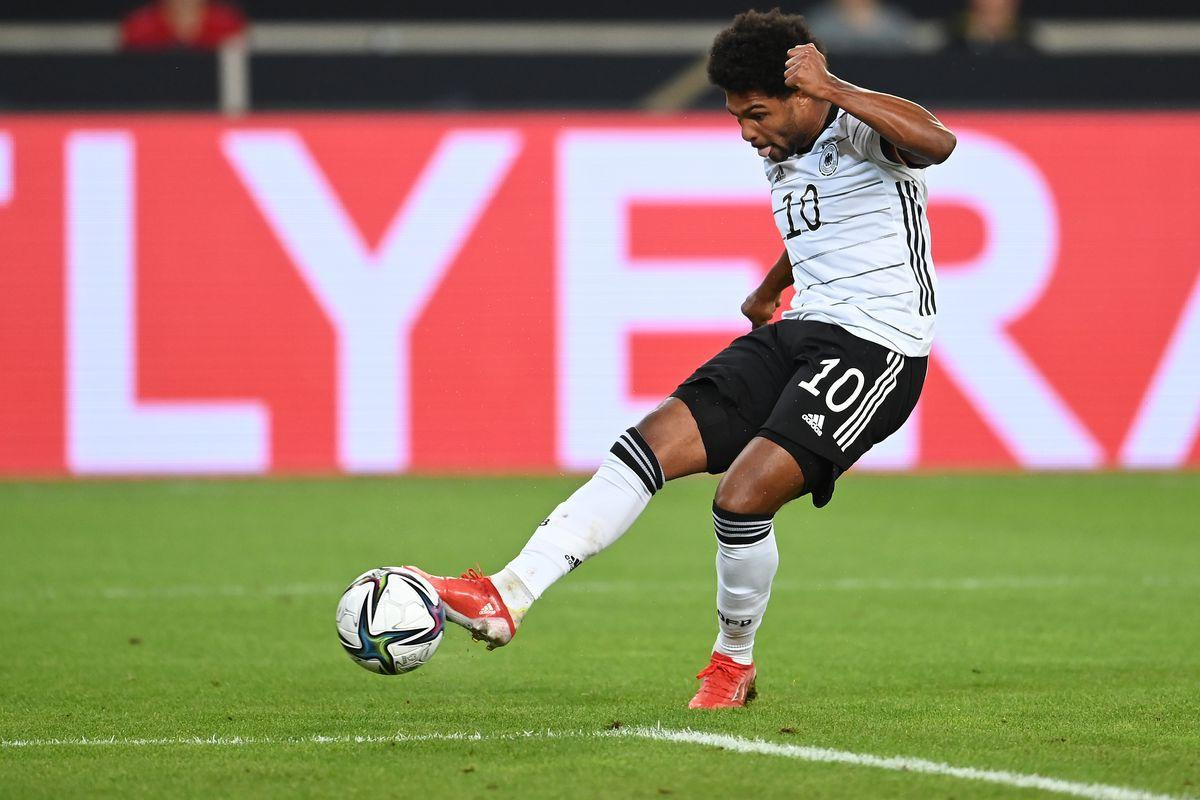 Gnabry bỏ lỡ đến 3 cơ hội trong hiệp 1