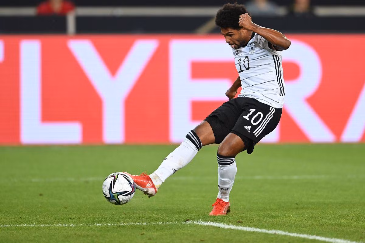 Gnabry bỏ lỡ đến 3 cơ hội trong hiệp 1