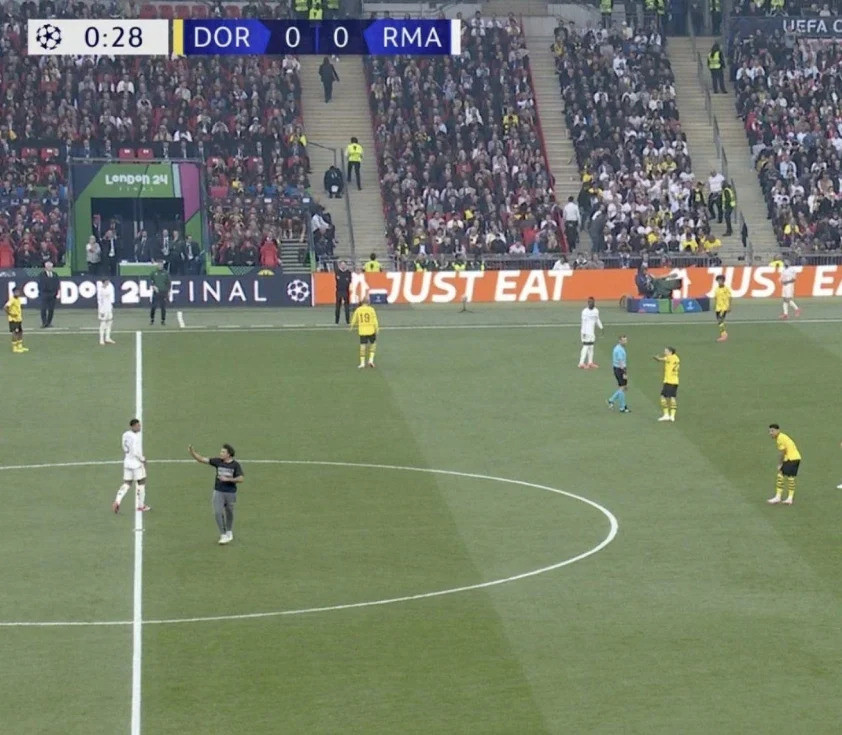 CĐV ung dung chạy xuống sân CĐV ung dung chạy xuống sân