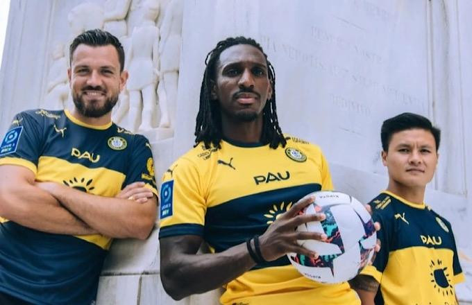 Sessi D&apos;Almeida (giữa) là tiền vệ trụ quan trọng của Pau