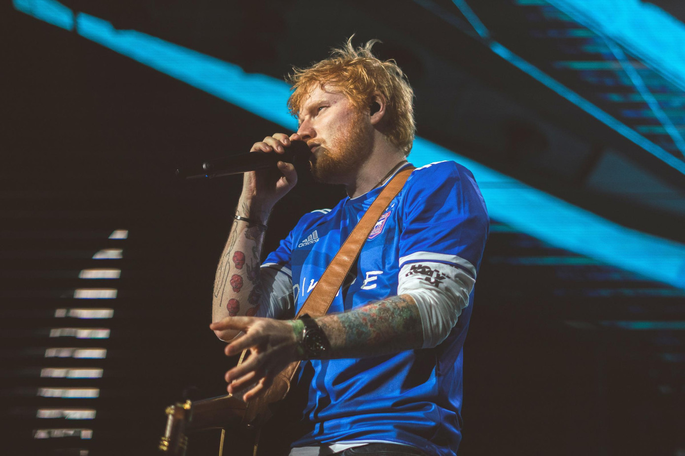 Ed Sheeran mặc áp Ipswich khi lưu diễn