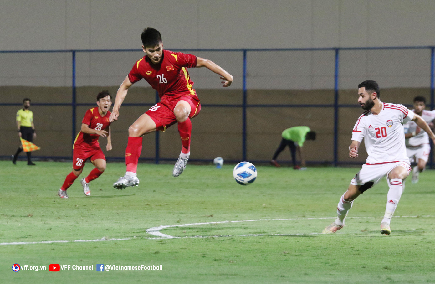 Nhâm Mạnh Dũng và đồng đội thua 0-3 trước UAE (ảnh VFF)