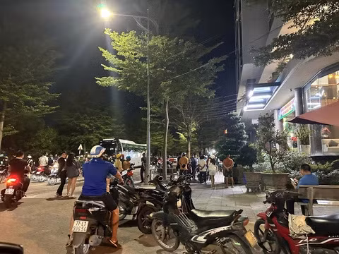 Khán giả vây khách sạn nơi đội Thanh Hóa ở sau trận đấu tại sân Quy Nhơn