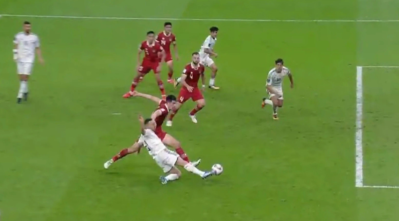 Tình huống gây tranh cãi trước khi Rasid ghi bàn