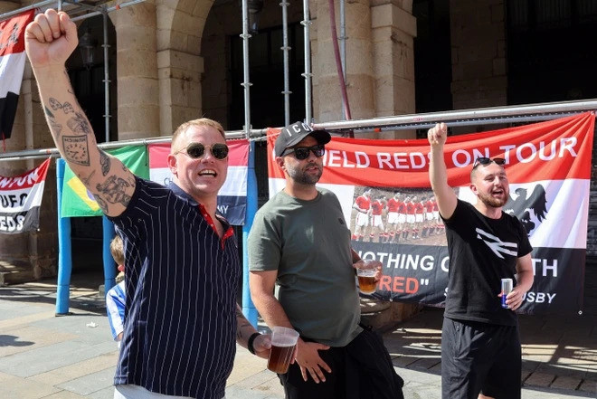 Các CĐV Anh đang đổ bộ về Bilbao, Tây Ban Nha