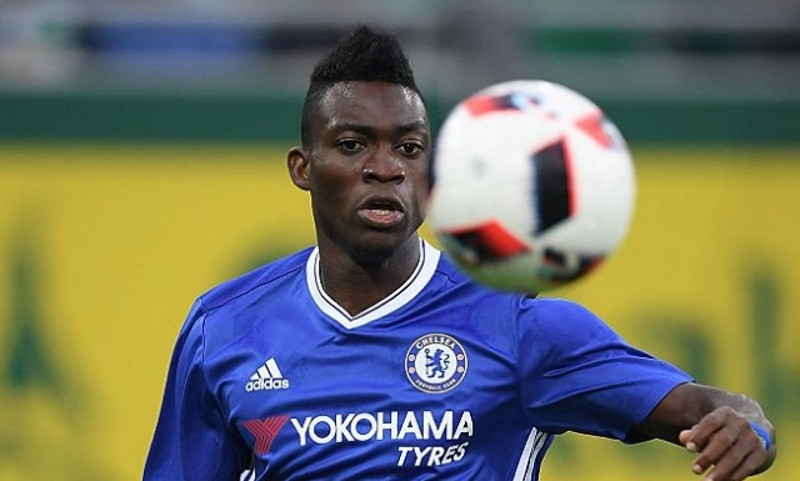 Atsu trong màu áo Chelsea