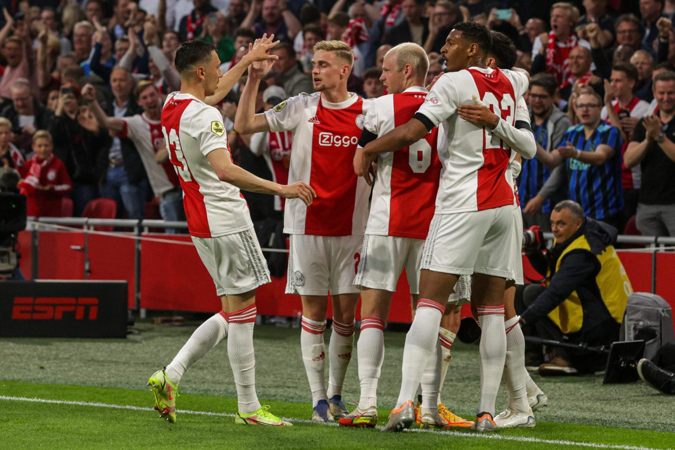 Ajax thắng tưng bừng Heereveen để tri ân ông thầy Ajax thắng tưng bừng Heereveen để tri ân ông thầy